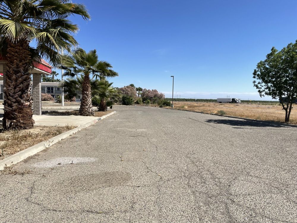 Freestanding Freeway Visible Restaurant + Equipment : 25014 W Dorris Ave, Coalinga, CA 93210